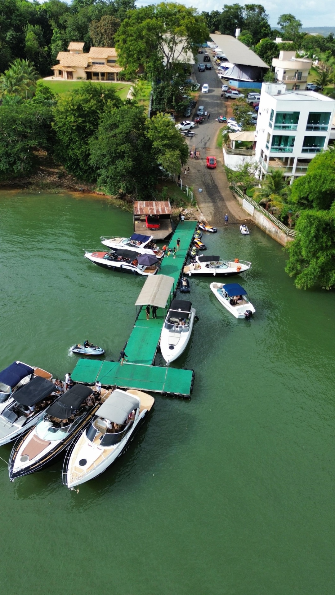 Cliente da Jet Caldas aproveitando o passeio no Lago Corumbá 1