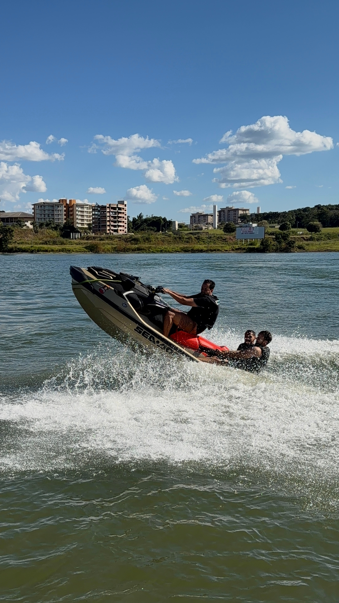 Cliente da Jet Caldas aproveitando o passeio no Lago Corumbá 3